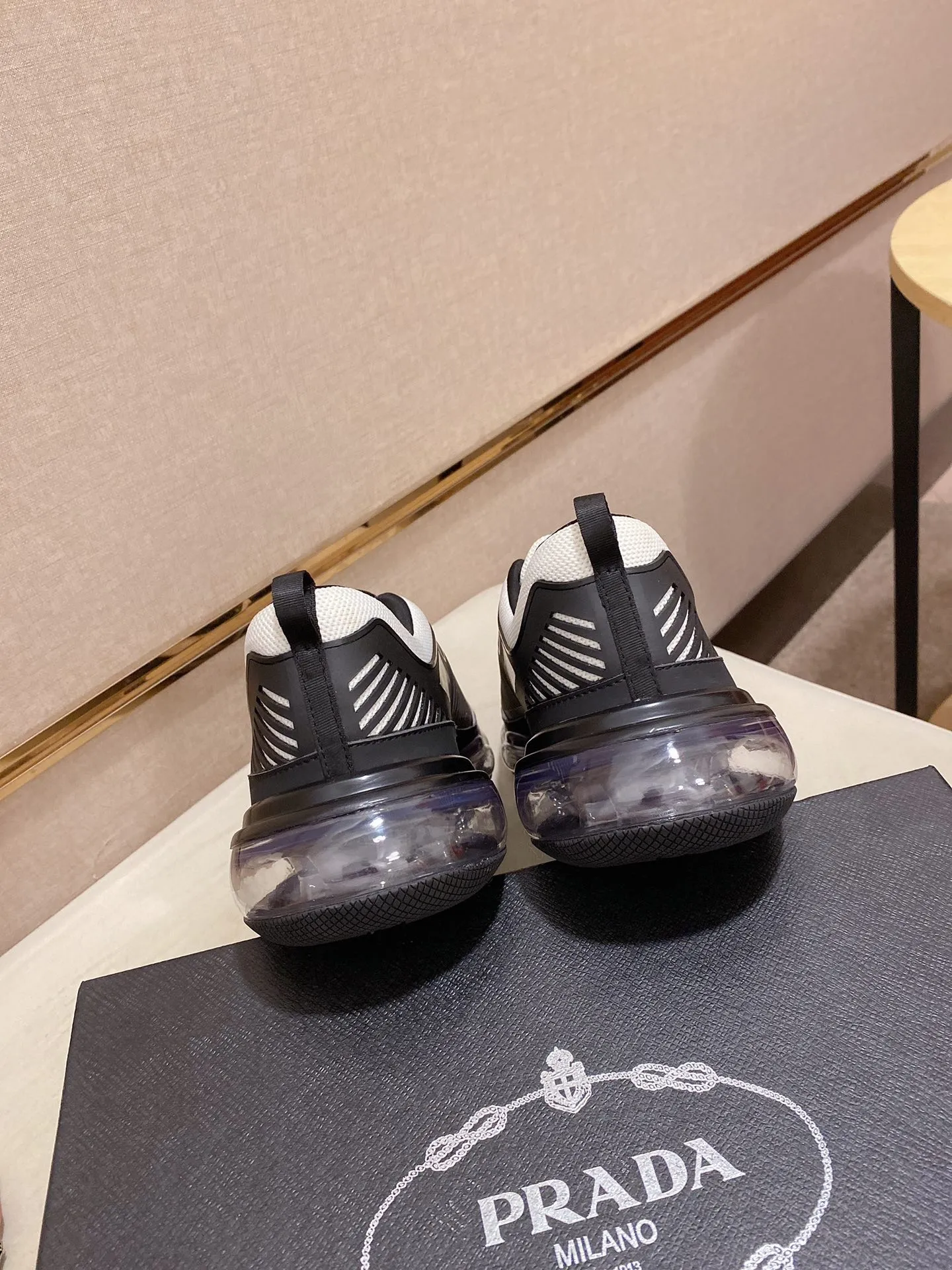 Factory price: 640💰 ✔️✔️✔️High-quality new PRADA counters are launched simultaneously. The new men's shoes and 😘fabric are made of high-tech glue-spraying technology. Lining: Full cowhide lining. 👍🏿 High-end ☄️ air-cushion molded anti-slip rubber outsole, exquisite lines, simple and elegant, comfortable and high-end for leisure travel. Code number: 38 to 45